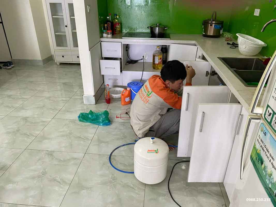 Máy lọc nước chạy liên tục không ngắt là bị sao? - Tập Đoàn Việt Sua May Loc Nuoc Bi Ro Nuoc