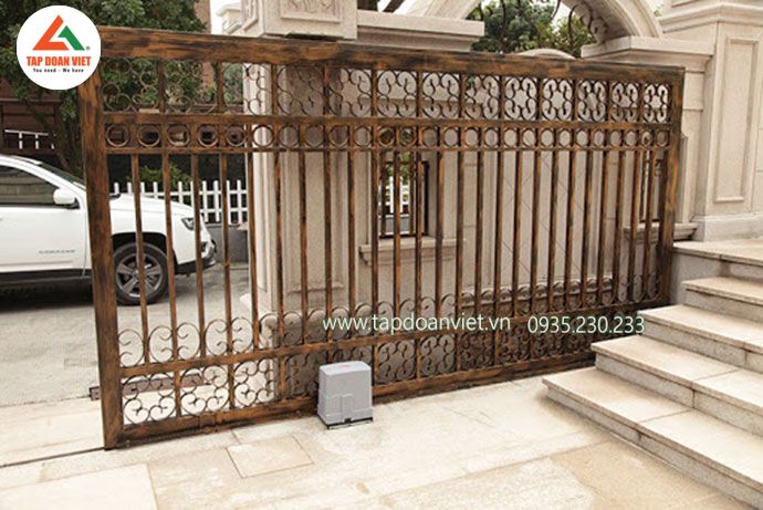 Cổng lùa sắt hộp cuốn hút, độc đáo - Tập Đoàn Việt Cổng lùa sắt hộp cuốn hút, độc đáo