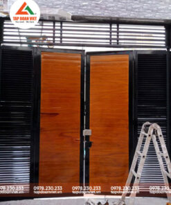 Cửa cổng sắt 4 cánh giả gỗ đẹp, hiện đại - Tập Đoàn Việt cua cong sat 4 canh gia go 5