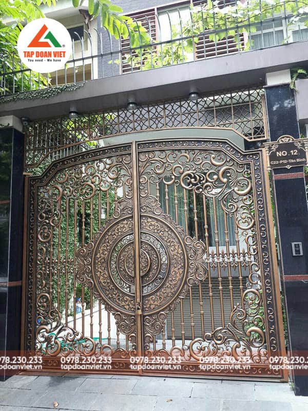 Cửa cổng sắt hộp kiểu dáng mới lạ, trang nhã - Tập Đoàn Việt Cửa cổng sắt hộp kiểu dáng mới lạ, trang nhã - Ảnh 2