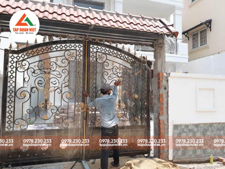 Cửa sắt tân cổ điển đẳng cấp - Tập Đoàn Việt Cửa sắt tân cổ điển đẳng cấp - Ảnh 3