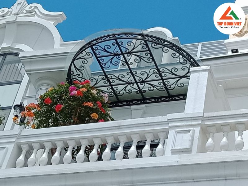 Dịch vụ lắp đặt mái kính ban công đẹp chuyên nghiệp, giá rẻ - Tập Đoàn Việt Mai Kinh Ban Cong Phan Loai